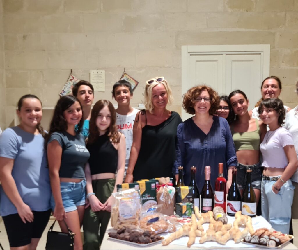 Monica Negrini Vicepresidente Pro Loco Ferrara Carla Calò Presidente e i ragazzi della Pro Loco di Martano di Lecce